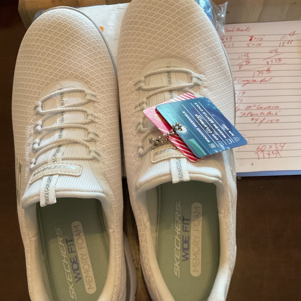 New with tags Skechers 9.5 Perfect No lace condition